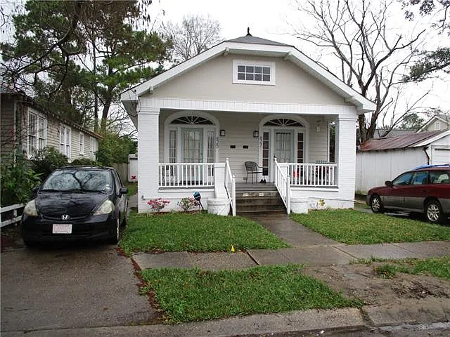 825 Greenwood Dr