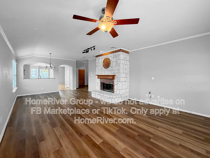 4 bed, 2.0 bath, 2096 sqft, $2,395 — Photo 3