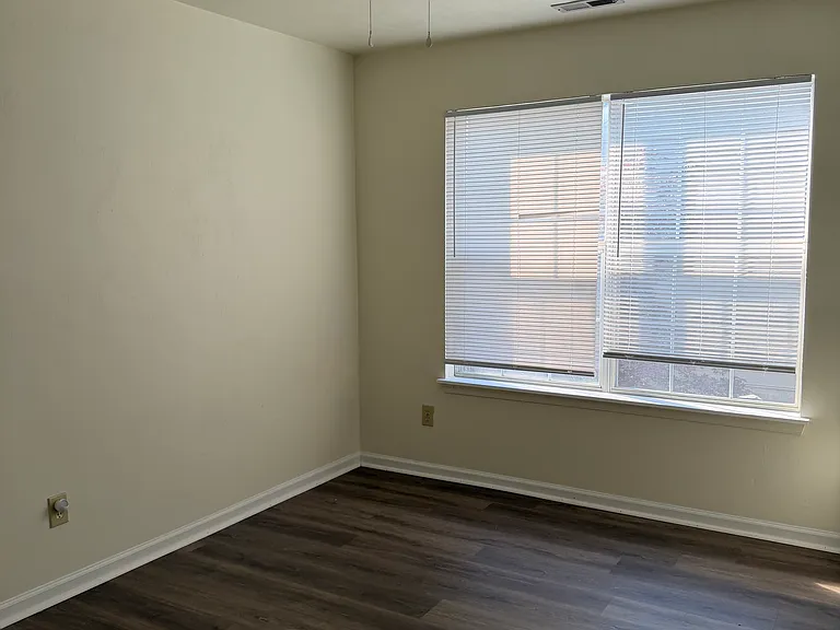 814 Holbrook Dr — Photo 13