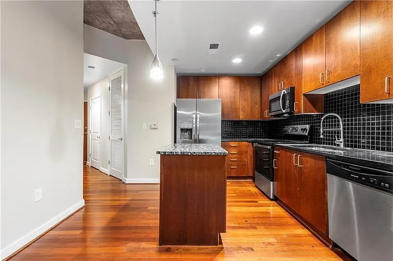 2 bed, 2.0 bath, 1060 sqft, $3,500 — Photo 2