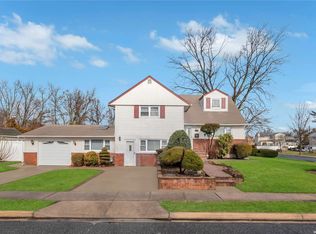 77 Tiptop Ln, Hicksville, NY 11801