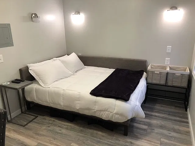 Studio, $995 — Photo 2