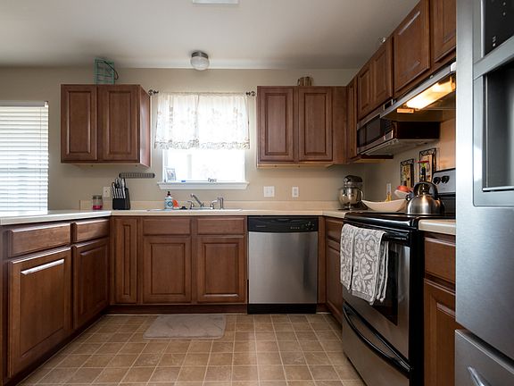 4th image of 145 Meadow Park Dr