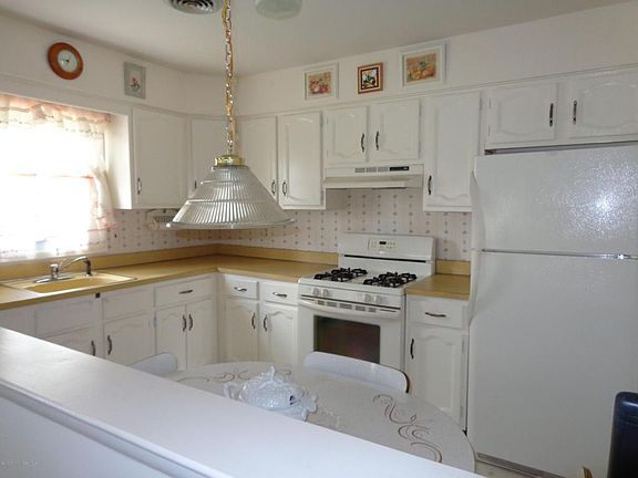 3rd image of 19 Nostrand Dr