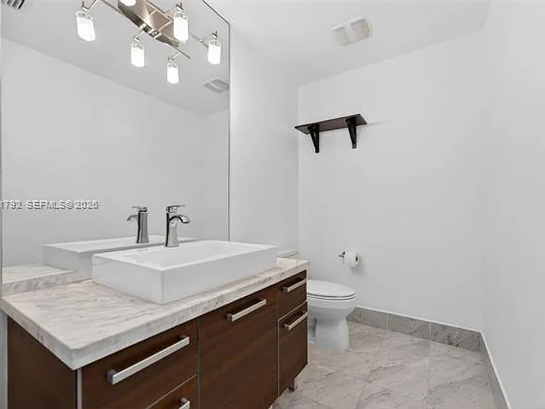 253 NE 2nd St #424 — Photo 4