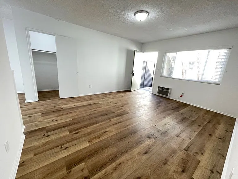 21736 Roscoe Blvd — Photo 25