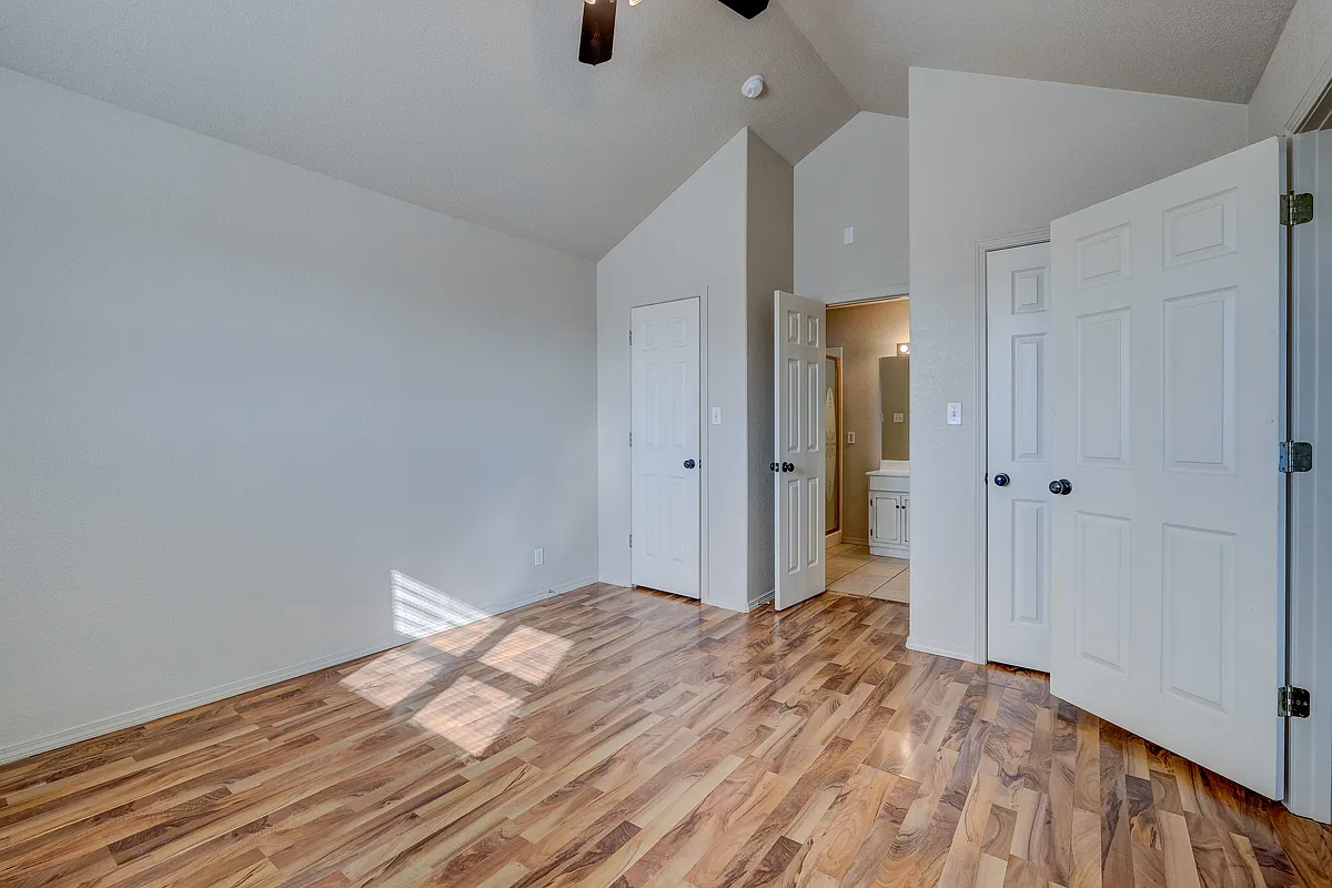 Building Photo - 4986 Raintree Cir #101
