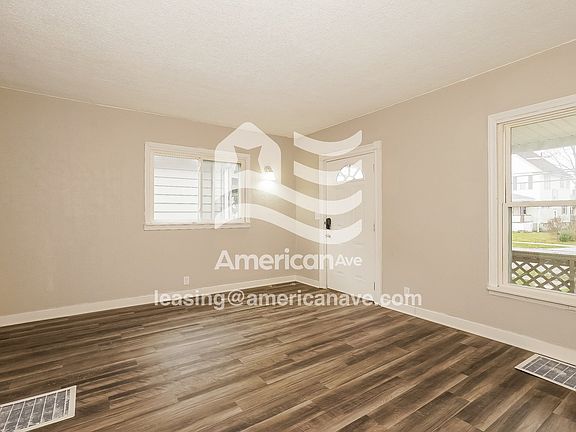 1272072_002_wm_-_living_room_13463266.jpg