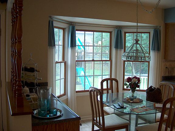 Kitchen eat-in & bay window