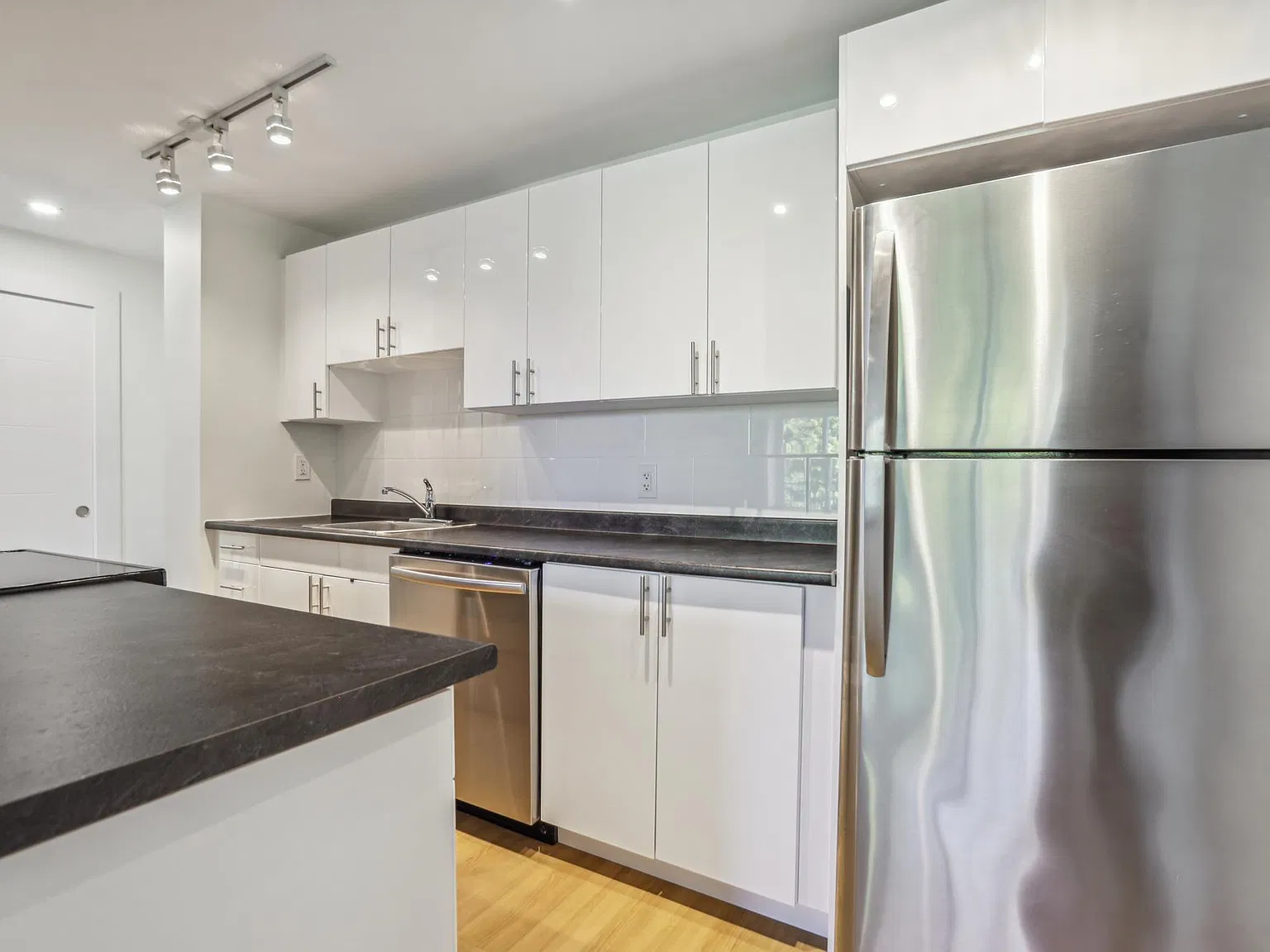 266 Bronson Avenue | All Inclusive! — Photo 1