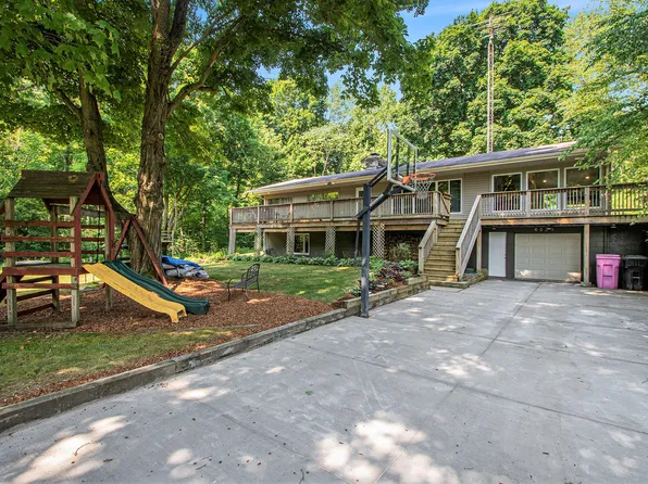 6226 Harrison St, Coloma, MI 49038