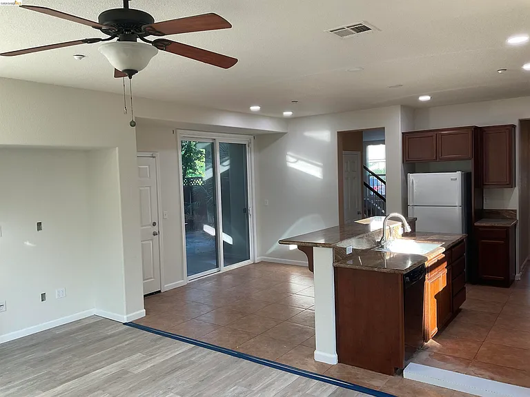 1360 Tiffany Dr — Photo 3