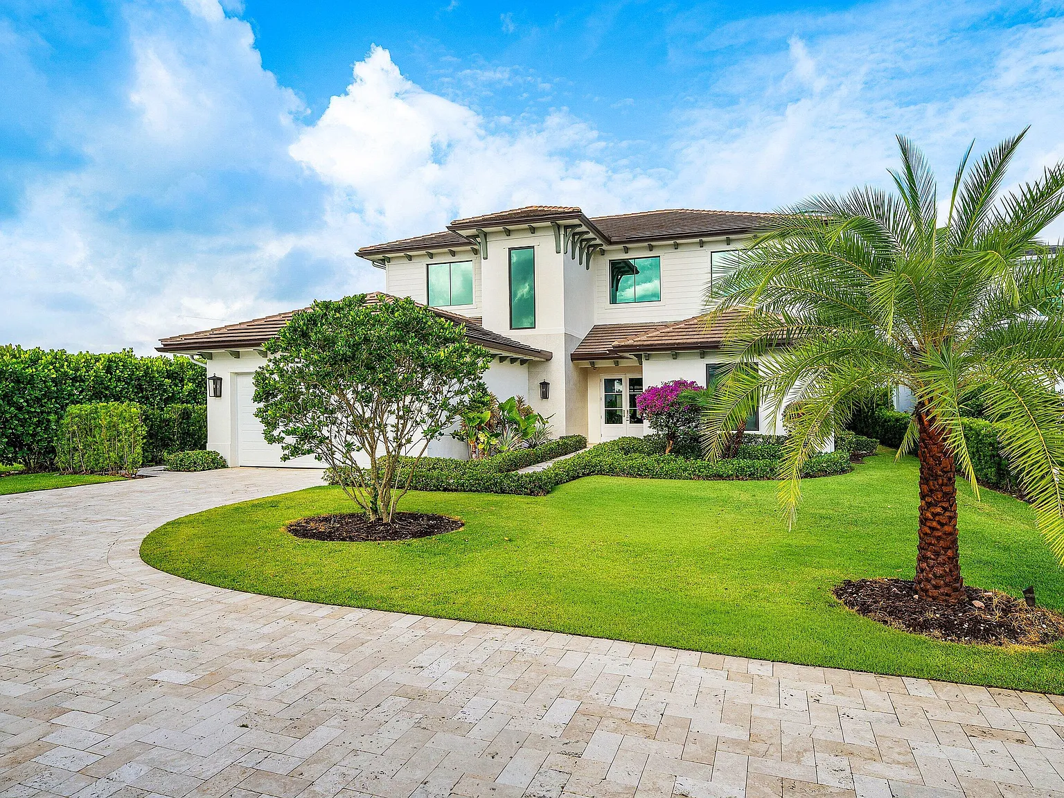 5 bed, 6.5 bath, 4685 sqft, $35,000 — Photo 2