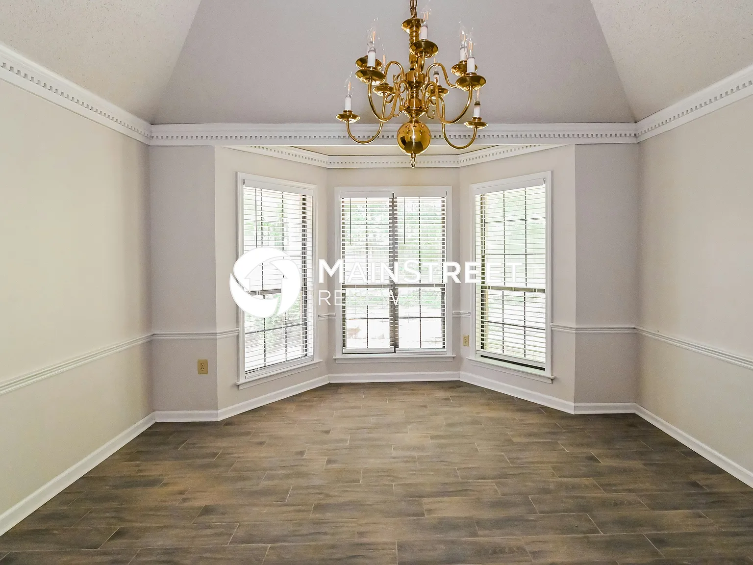 2239 Easton Dr — Photo 4