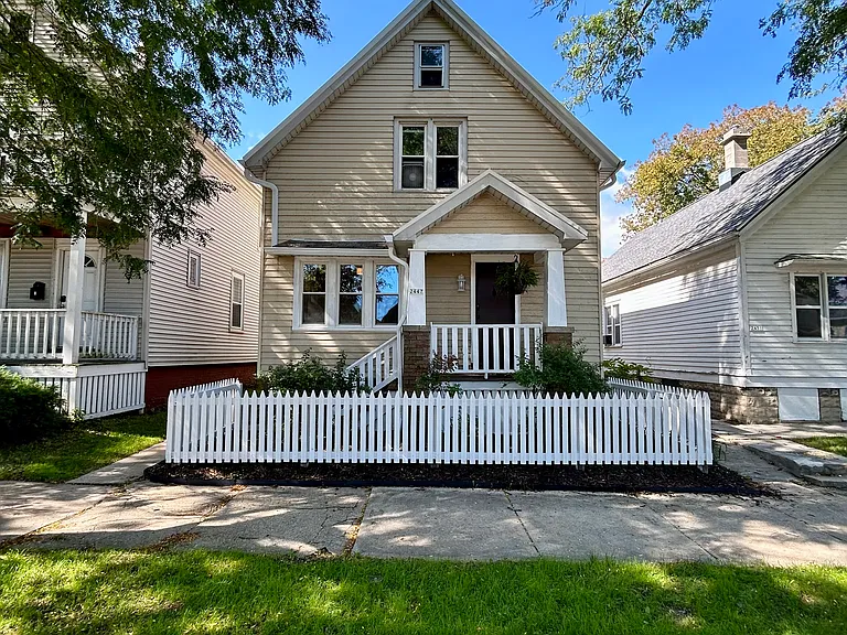 2447 N Bremen St — Photo 11