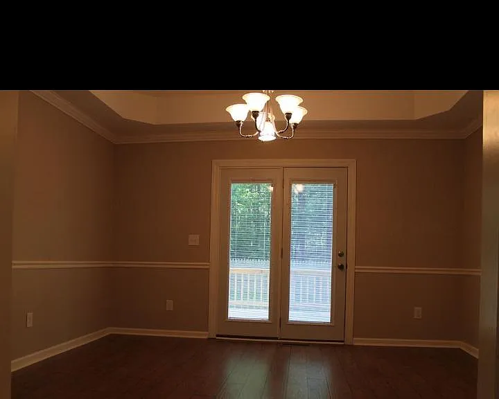 605 Kings Ln — Photo 2