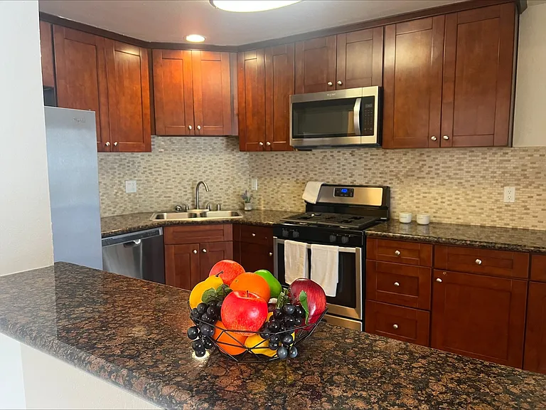 Versailles on the Lake Apartments — Photo 31
