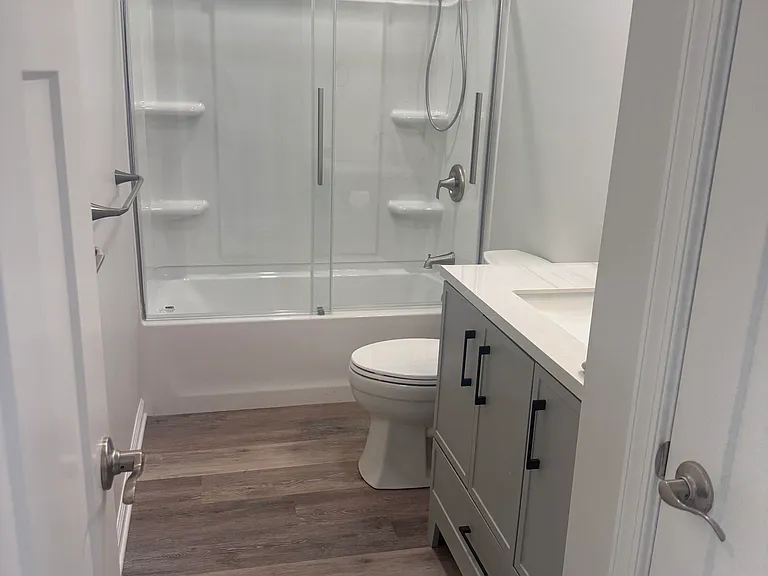 1635 Hawthorne Ln — Photo 5