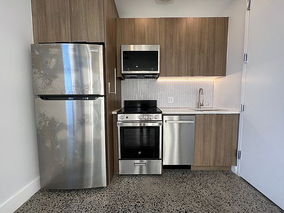 3rd image of 65 Linden St Floor 1