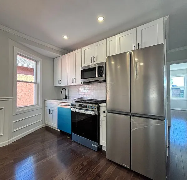 837 Penfield St — Photo 1