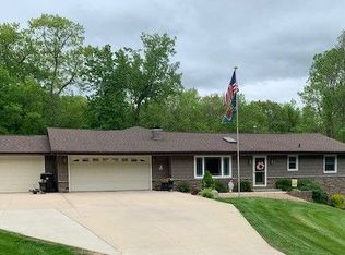 1435 Hiawatha Dr, East Dubuque, IL 61025