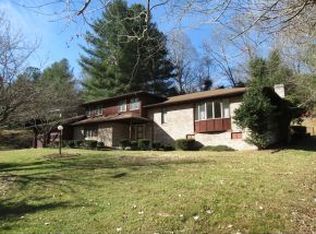 1521 Valley View Dr, Big Stone Gap, VA 24219