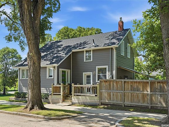 3rd image of 627 12th STREET E