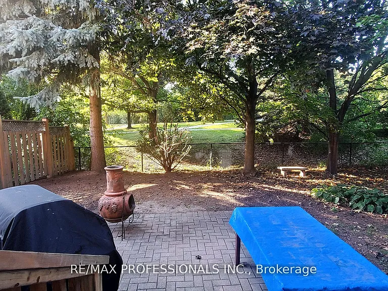 2545 Addingham Cres — Photo 17