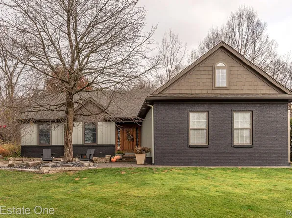 2800 Clydesdale Ct, Pinckney, MI 48169