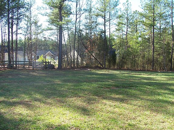 Beautiful Flat Backyard with Dog Pen