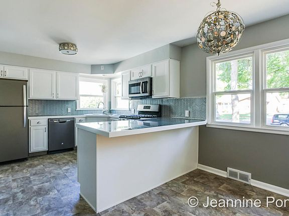 3rd image of 850 Everglade Dr SE