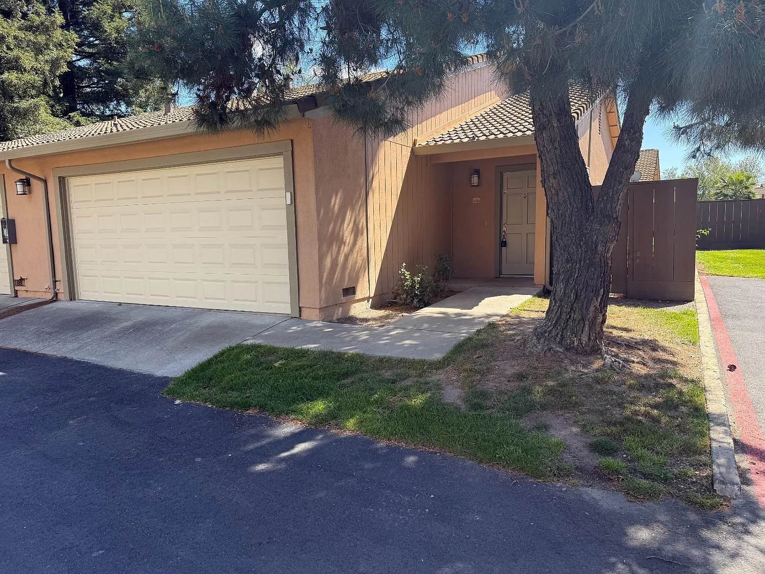 4054 Elmo Loop photo 1
