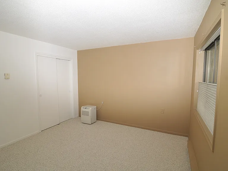 15 Hawthorne Cir #15 — Photo 11