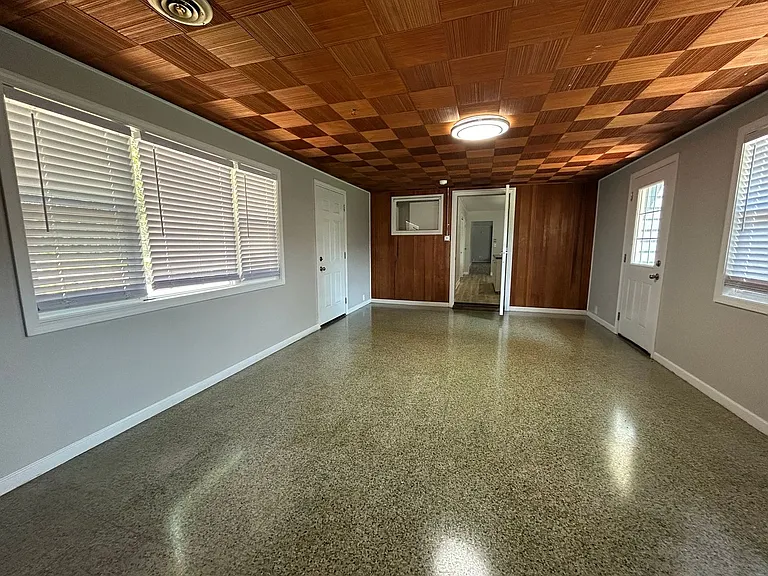 1824 E Kanesville Blvd — Photo 7