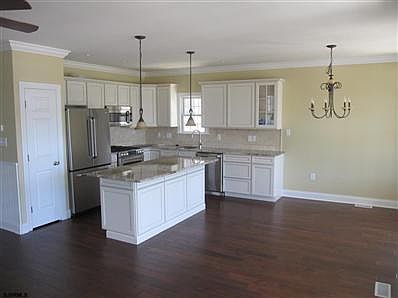 4th image of 836 Park Pl