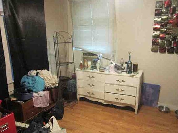3rd image of 1176 Cummins Ave