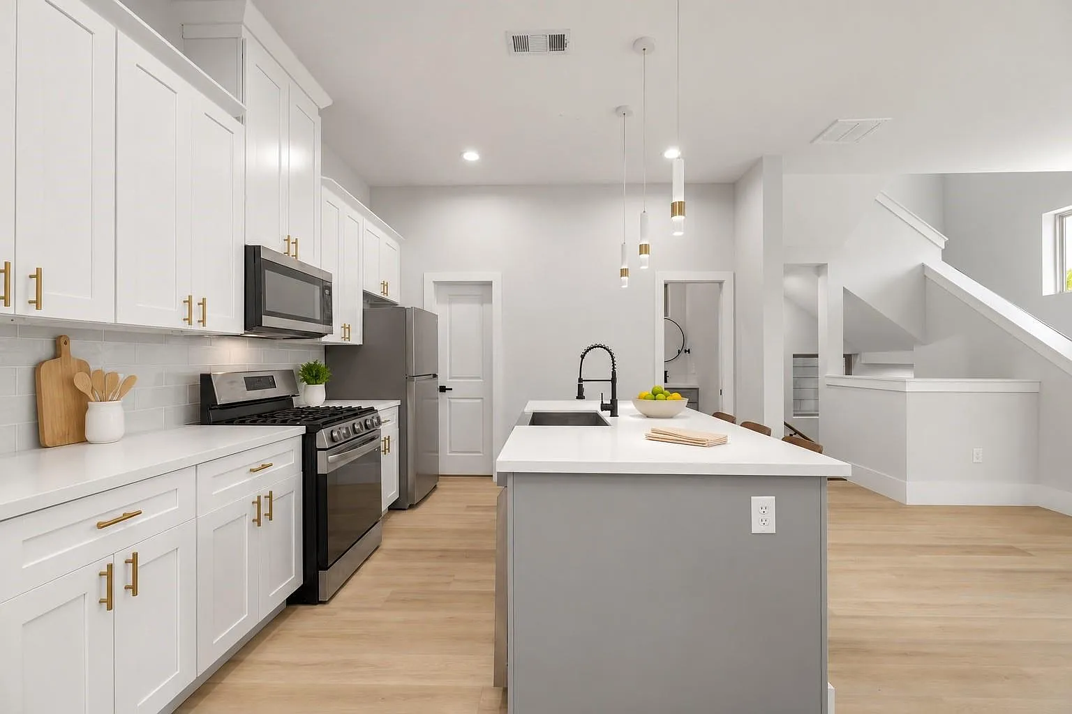 3 bed, 3.5 bath, 1970 sqft, $2,350 — Photo 3