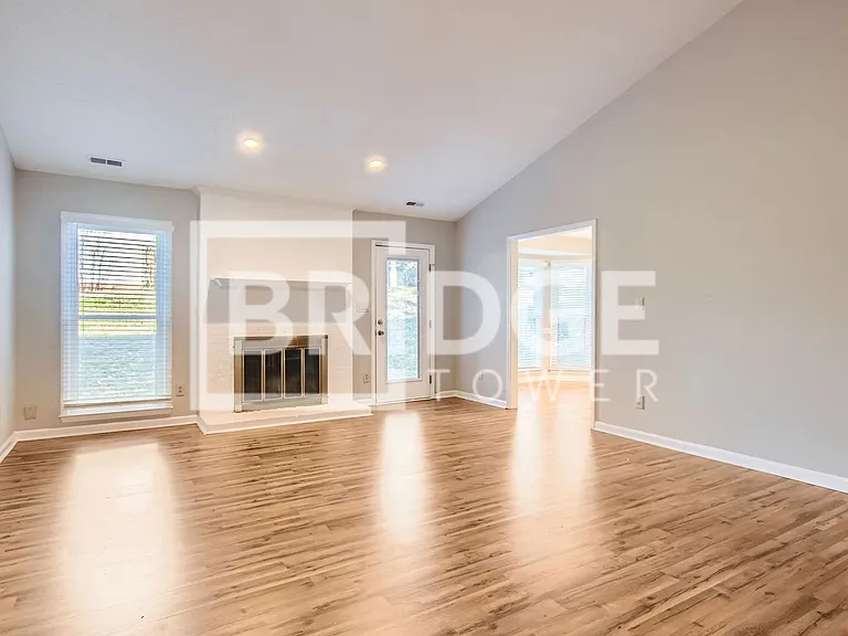 7201 Canyon Dr — Photo 3