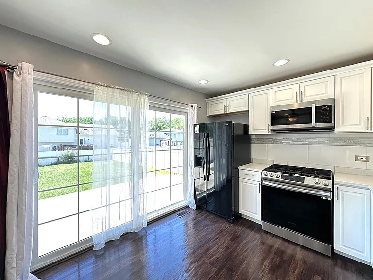 Allemong Dr — Photo 12