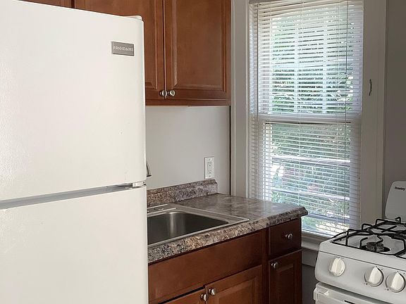 3rd image of 1373 Morris Ave #3