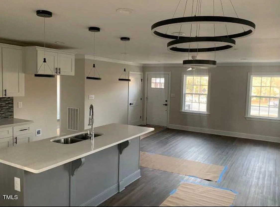 1501 Avondale Dr — Photo 2