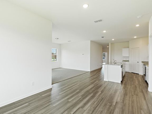 4th image of 3004 Aspen Dr