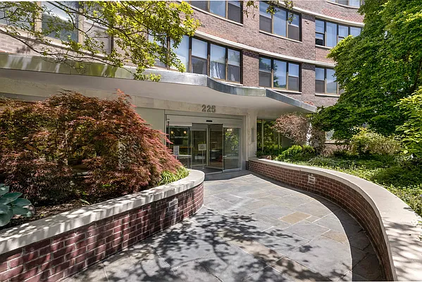 Sold by Compass | media 21