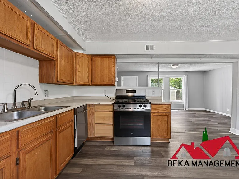 2264 Delton Ct — Photo 10