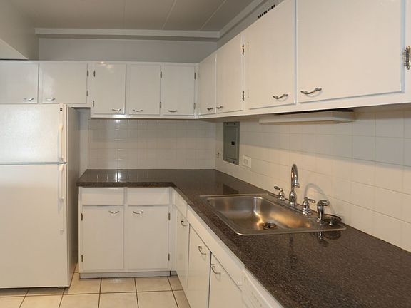 2nd image of 1447 W Touhy Ave #304