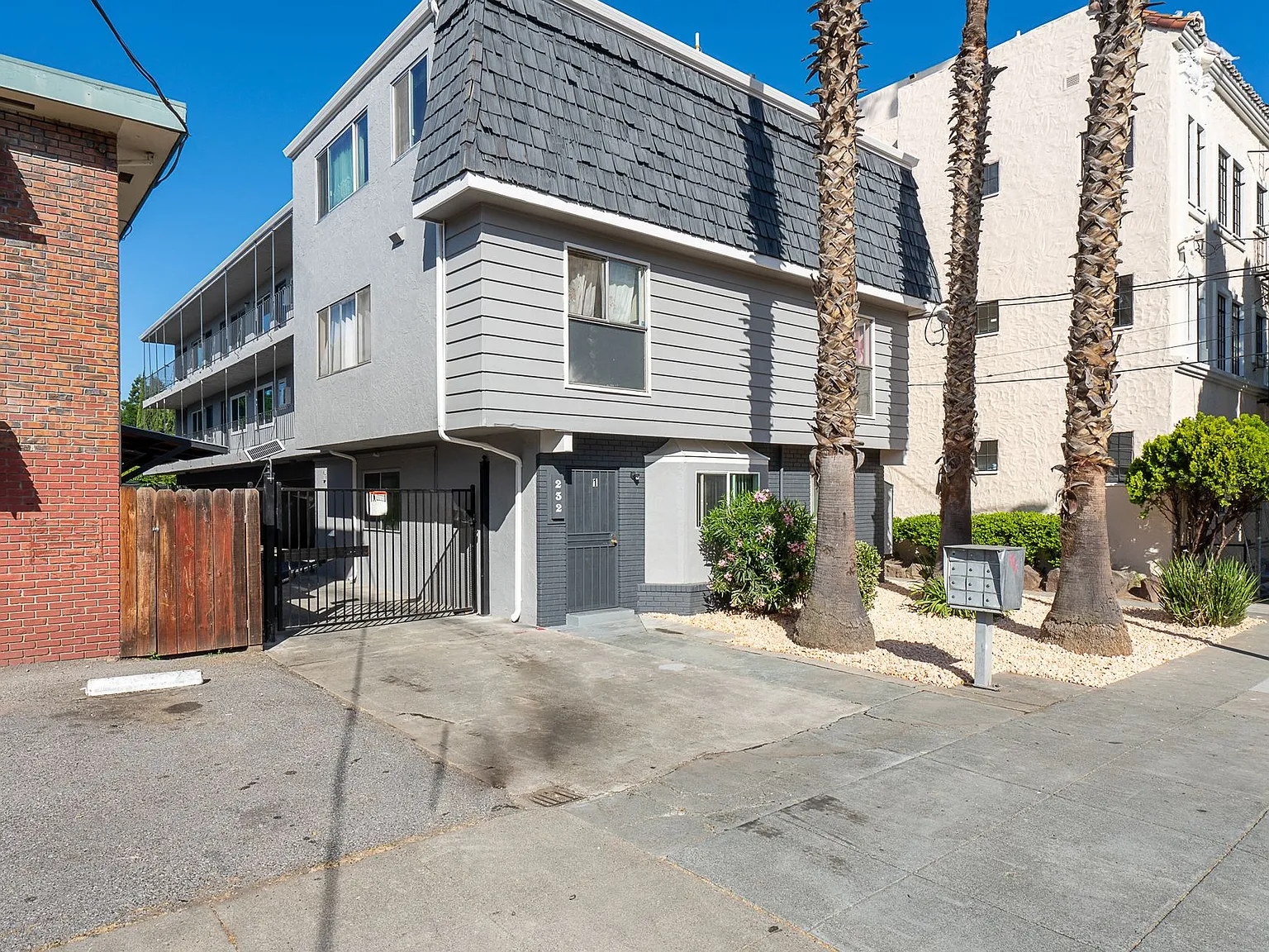 Third 232 N — Photo 4