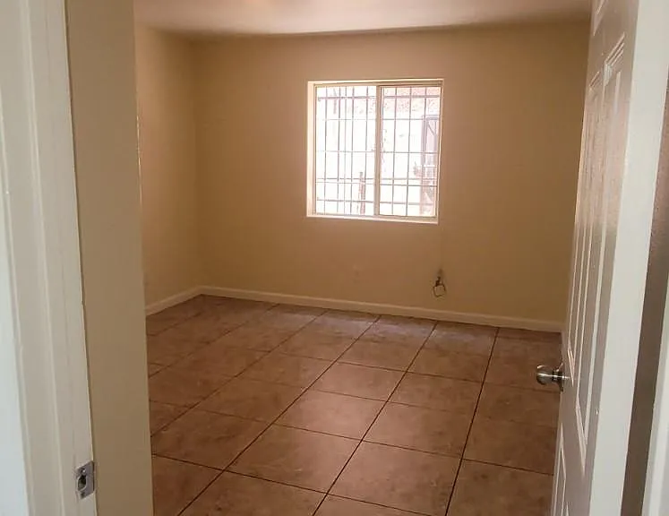10406 Wilmington Ave — Photo 7