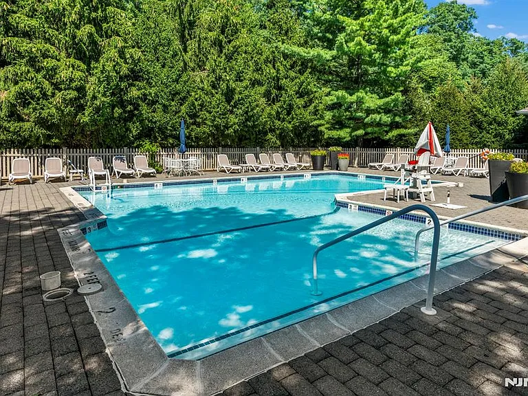408 Dogwood Ct — Photo 42
