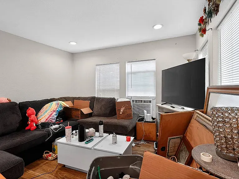 511 W Orange St — Photo 15