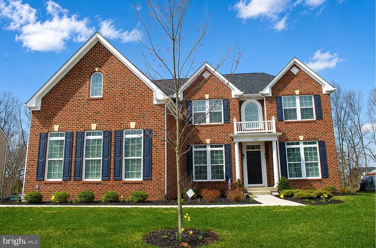 5 bed, 4.5 bath, 5141 sqft, $5,600 — Photo 1